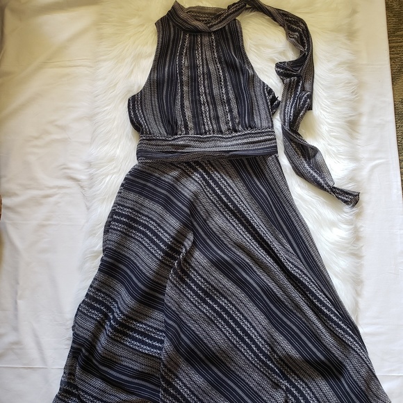 Liz Claiborne Dresses & Skirts - Liz Claiborne Tie Neck Sleevless Fit & Flare Dress